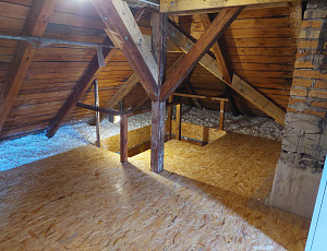 Zateplení stropu rodinného domu pomocí foukané izolace